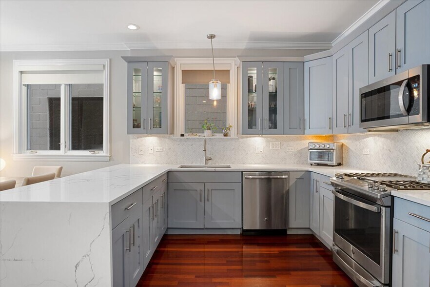 Building Photo - 1018 N Hermitage Ave