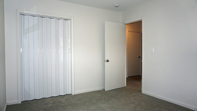 Building Photo - 2364 Pinecrest Ave