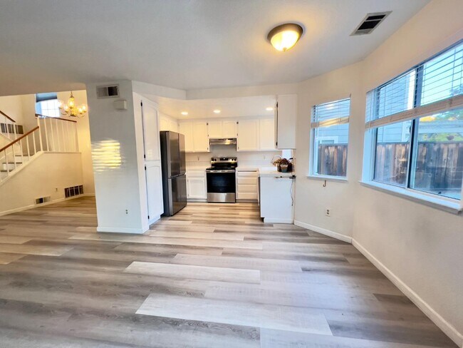 Building Photo - 479 Tioga Ct