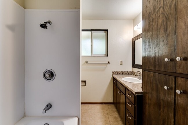 Building Photo - Beautiful 5 bedroom house in South Eugene!
