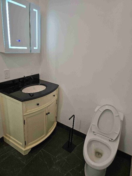 Building Photo - 52 Lander St