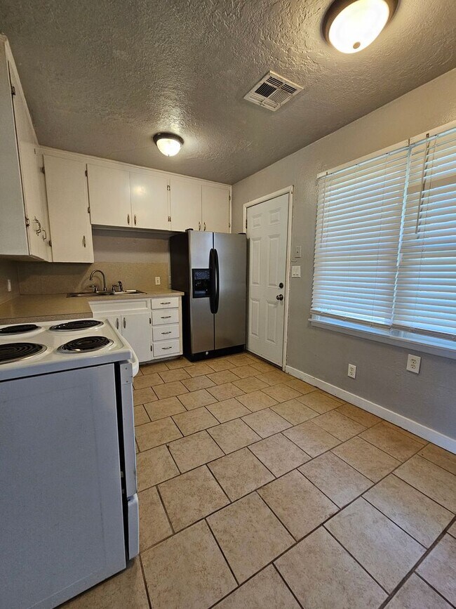 Building Photo - (3) Bed/(1) Bath in Core Norman Avail NOW! Pet Negotiable!