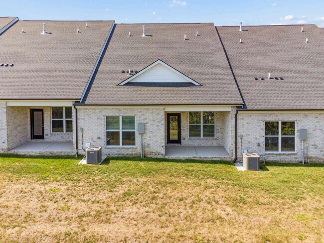 Building Photo - "Charming 3-Bed Townhouse Retreat with 2.5 Baths in Hendersonville's Heart!"