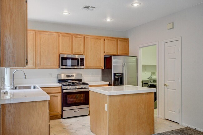Building Photo - Beautiful 2-Story, 3-Bedroom Home in the H...