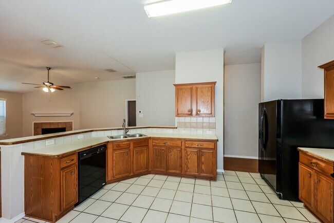 Building Photo - 3020 Meadowbrook Dr