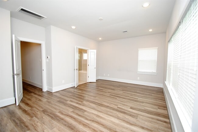 Building Photo - 1270 N Post Oak Rd