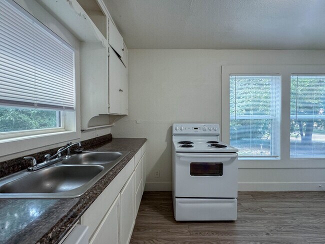 Building Photo - 609 Amarillo St