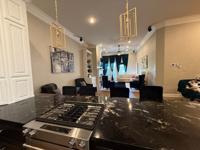 Building Photo - Must See this Beautiful  3/2 Townhome  Ava...