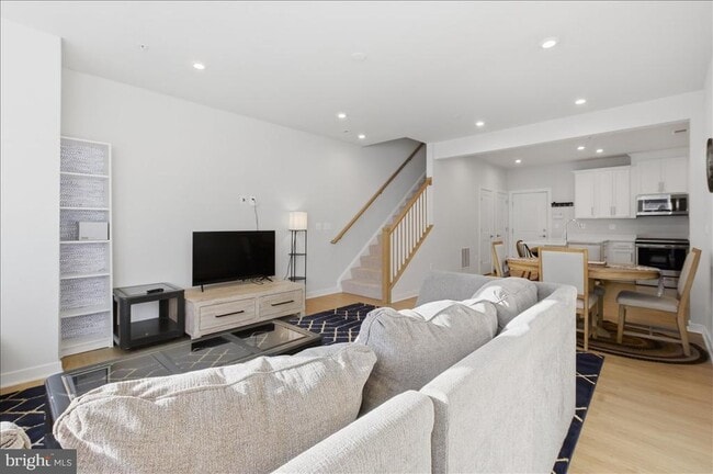 Building Photo - 13538 Sayward Blvd