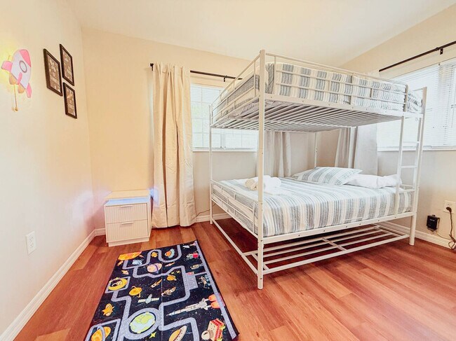 Building Photo - 904 15th St NE