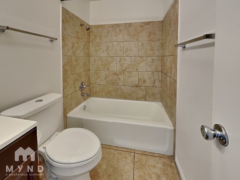 Building Photo - 10435 N 11th Ave