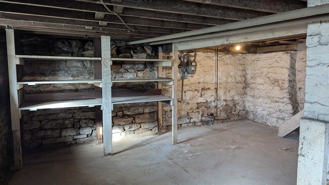 Building Photo - 305 Plummer St