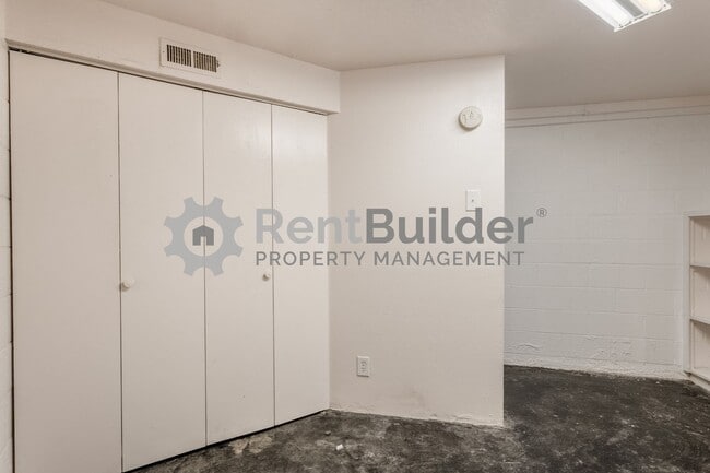 Building Photo - 1605 Coal Ave SE