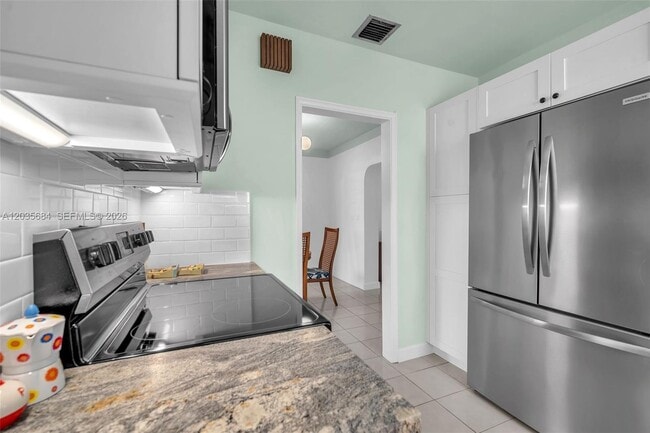 Building Photo - 2420 SW 21st Ave