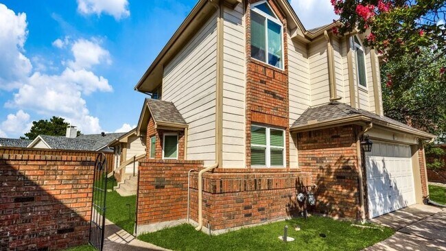 Building Photo - 2401 Brooke Ct