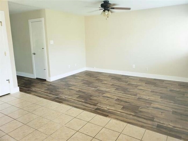 Building Photo - 819 Lightningbug Ln