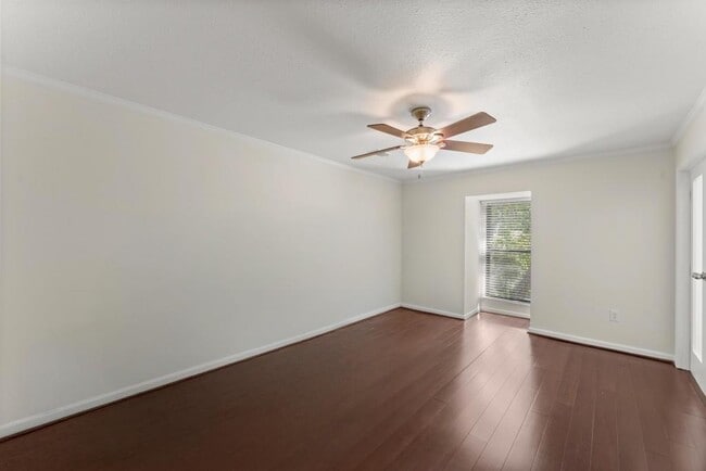 Building Photo - 25312 Plantation Dr NE