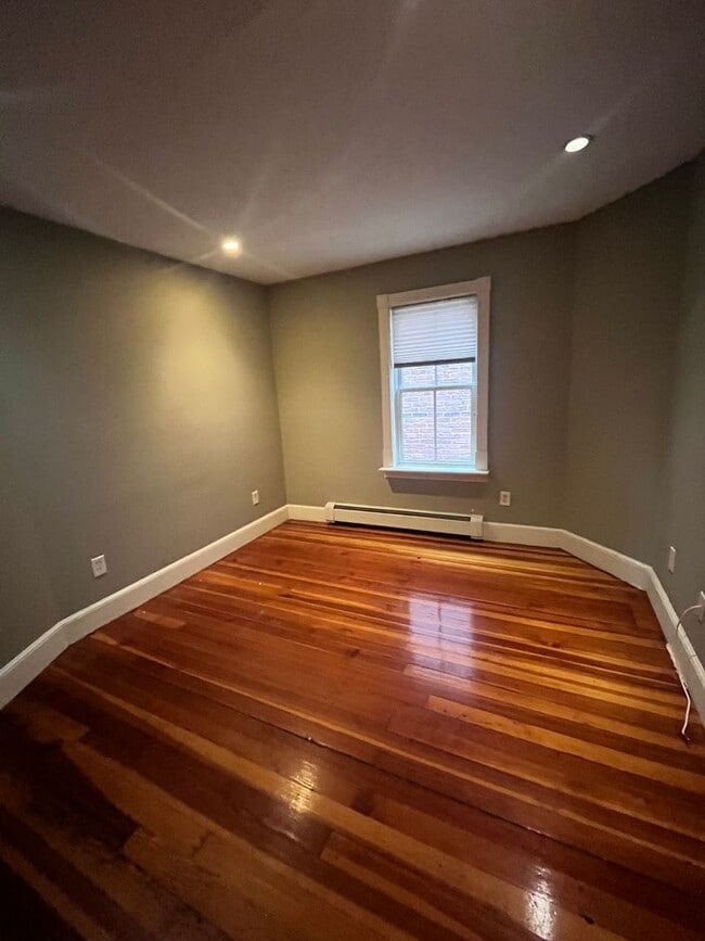 Building Photo - NO FEE!!  MASSIVE MISSION HILL 6 BED/3 BATH available 9/1/2026