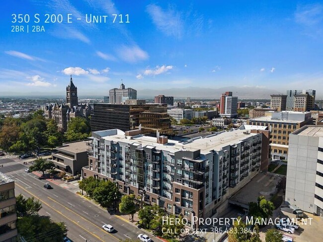 Building Photo - Beautiful Downtown Apartment!