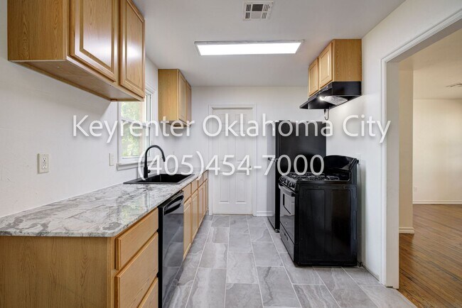 Building Photo - 1520 Rowena Ln
