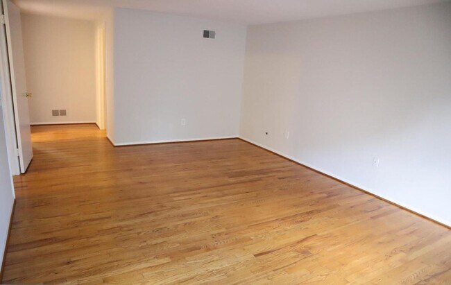 Building Photo - Fabulous Updated 4 Bedroom, 2.5 Bathroom H...