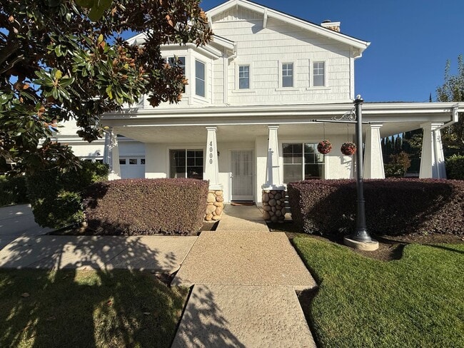 Primary Photo - Large two story in Rose Hollow neighborhoo...