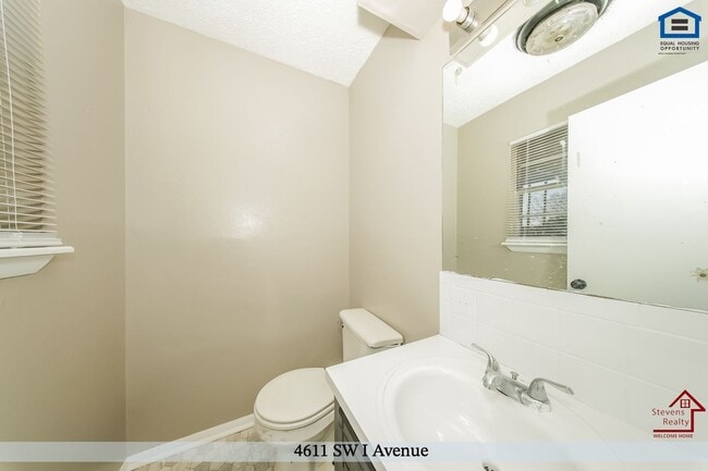 Building Photo - 4611 SW I Ave