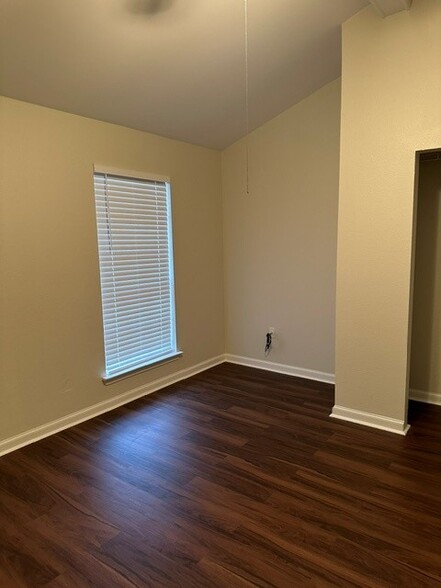 Building Photo - 421 Longwood Ct