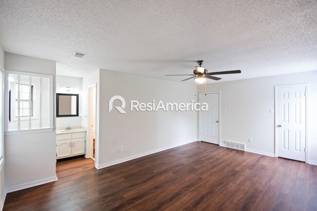 Building Photo - Newly Renovated 5/3 in Wonderful Bartlett ...