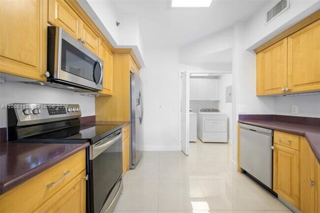 Building Photo - 3255 NE 184th St