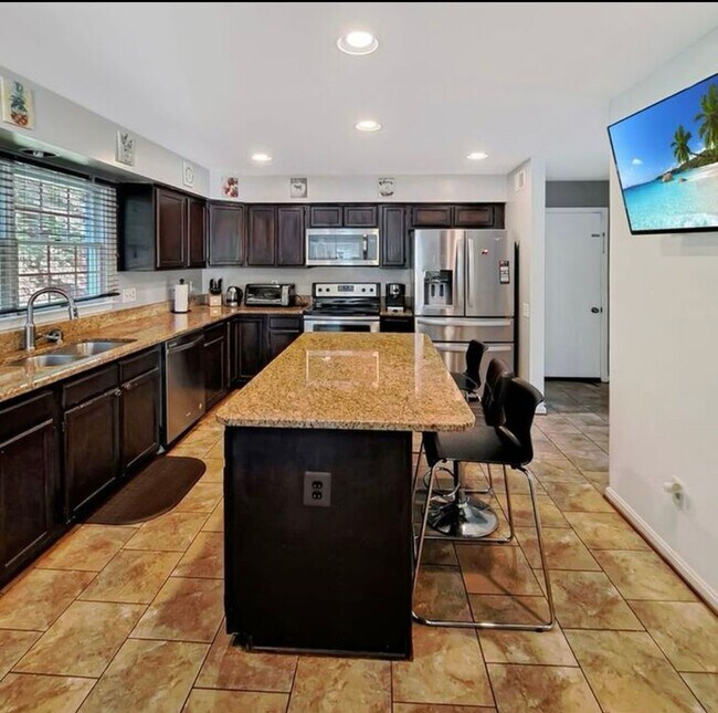 Building Photo - Amazing 5 BR/3.5 BA Single-Family Home in ...