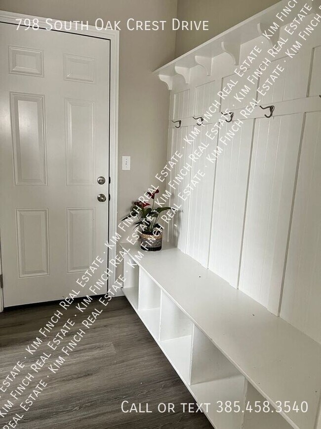 Building Photo - 798 S Oak Crest Dr