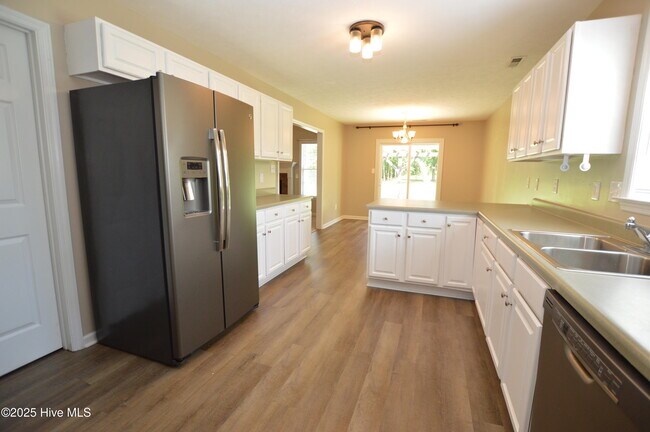 Building Photo - 120 Walnut Hills Dr