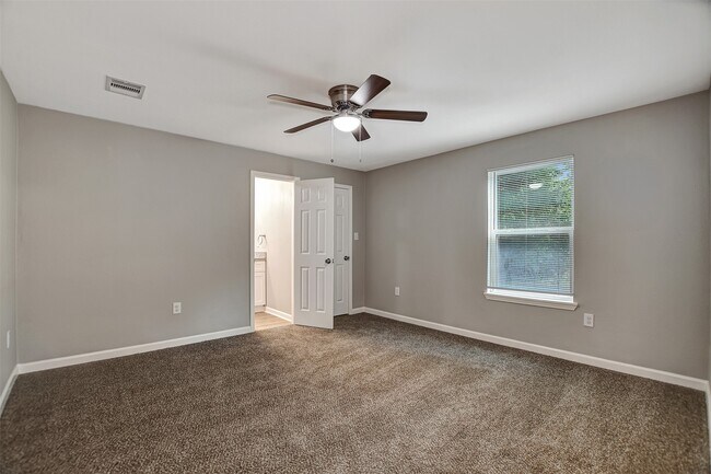 Building Photo - 908 Thomas Ave