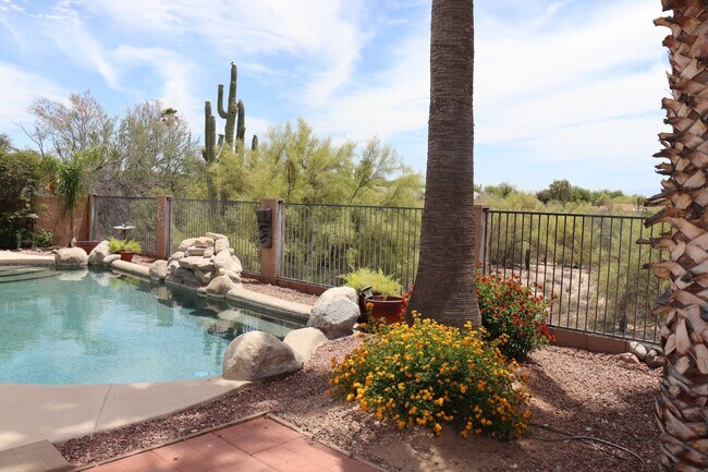Building Photo - 4943 W Rosebay Dr