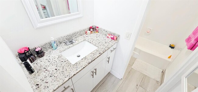 Building Photo - 2000 NE 135th St