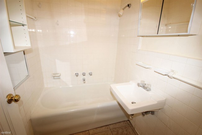 Building Photo - 2 br, 1 bath Apartment - Hobart Commons