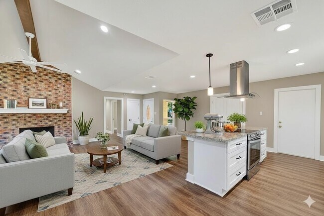 Building Photo - 2103 Woodway Dr