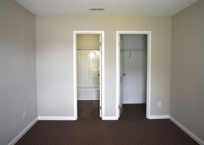Building Photo - ONE-3 BED/3 BATH UNIT AVAILABLE AUGUST 15TH!