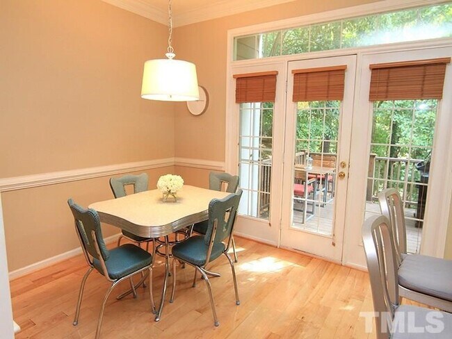Building Photo - Beautifully Updated Townhome in Prime Carrboro Location – Walk to Downtown & Weaver Street Market