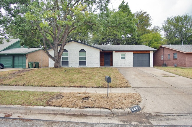 Building Photo - 2402 Ozark Dr