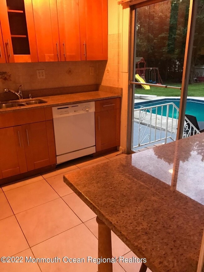 Building Photo - 634 Westwood Ave