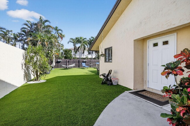 Building Photo - 235 SW 29th Ave