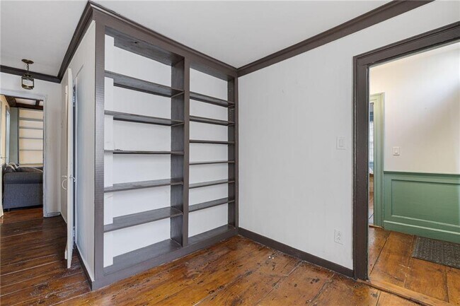 Building Photo - 73 Thames St