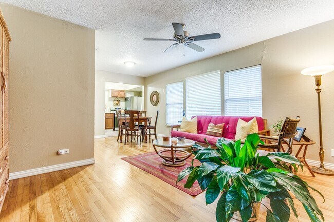 Building Photo - 2-BEDROOM DUPLEX IN WILSHIRE TERRACE