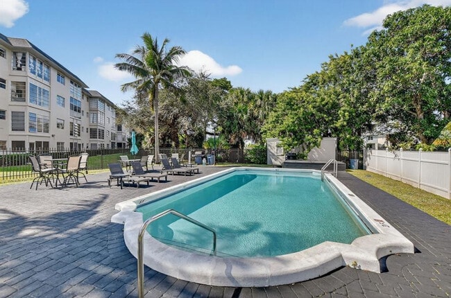 Building Photo - 941 Crystal Lake Dr