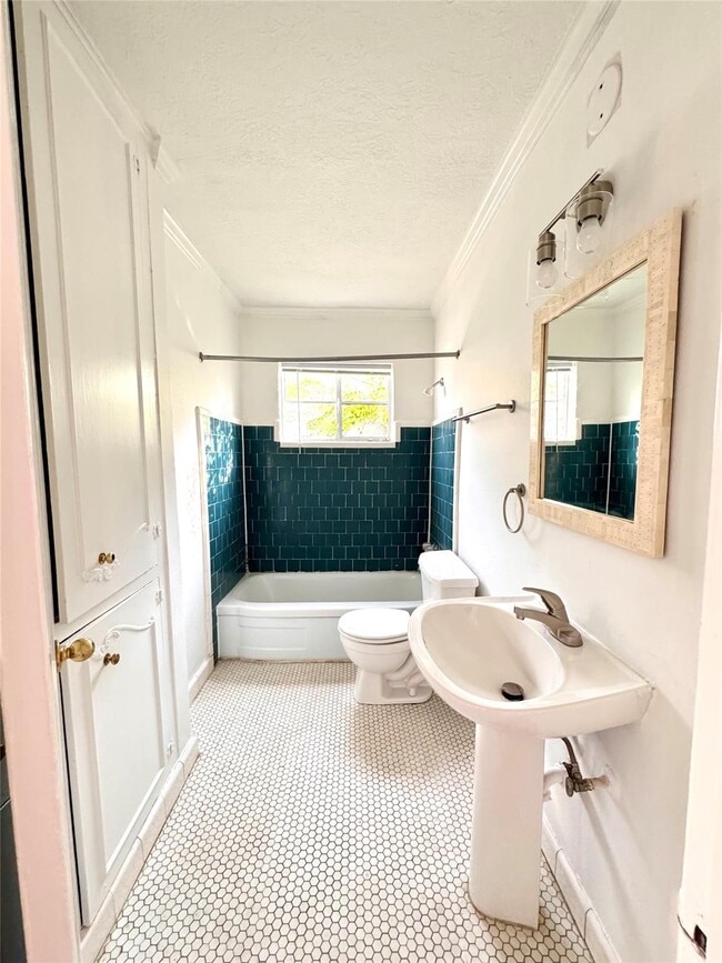 Building Photo - 2646 Persa St