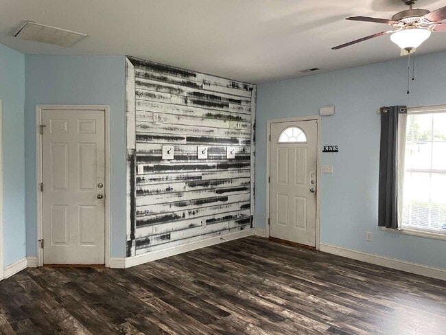 Building Photo - Pet Friendly Three Bedroom Two Full Bathro...