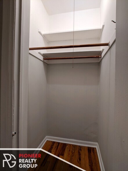 Building Photo - 837 W Wolfram St