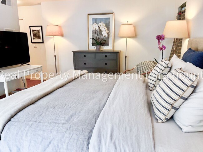 Building Photo - Furnished Brentwood Hills Retreat with Tim...